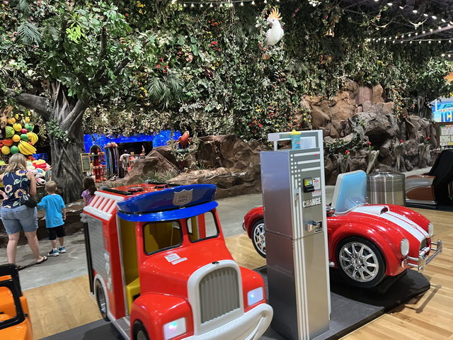 Great Lakes Crossing Outlets - Aug 7 2022 Photo (newer photo)